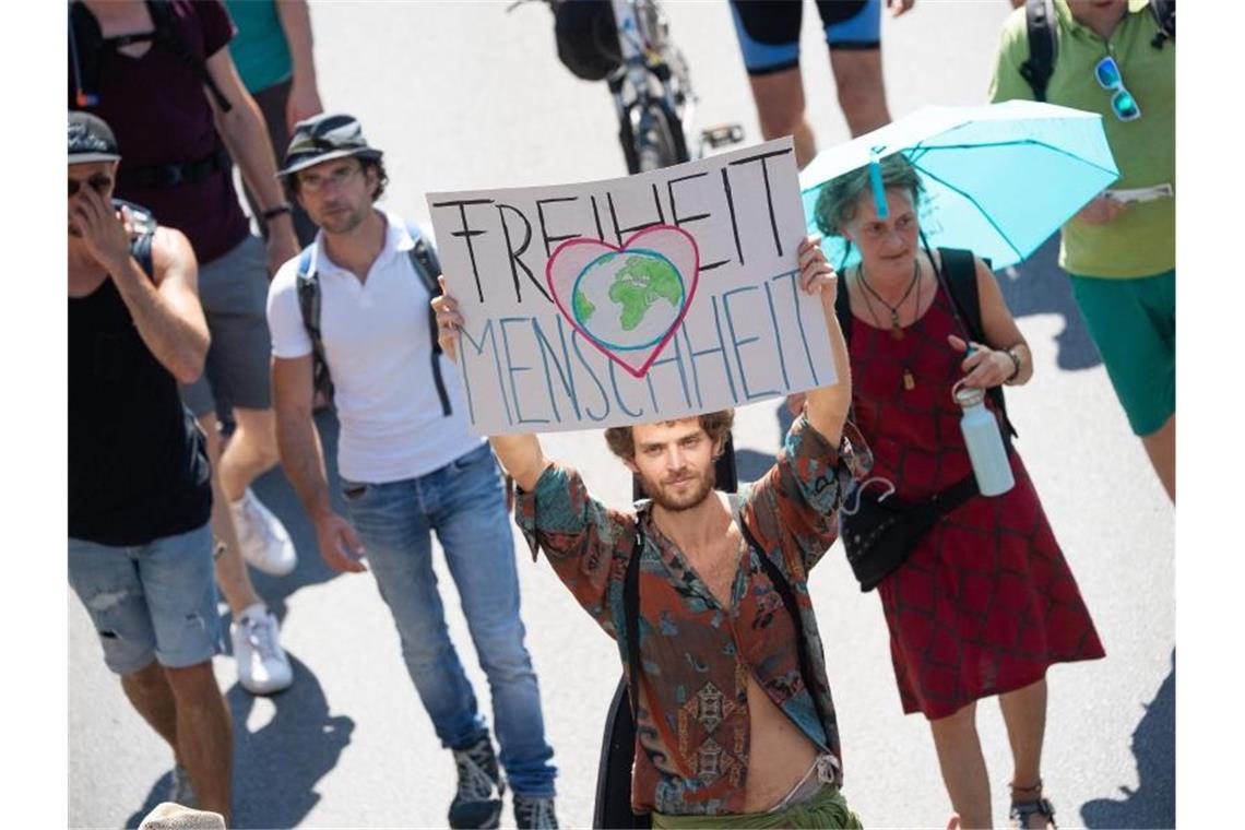 „Querdenken“-Demo in Stuttgart - Ex-Fußballer Berthold dabei Die Demonstrationen in Stuttgart hatten zuletzt immer weniger Zuspruch gefunden. In Berlin hatten am vergangenen Wochenende jedoch Zehntausende demonstriert. Foto: Sebastian Gollnow/dpa