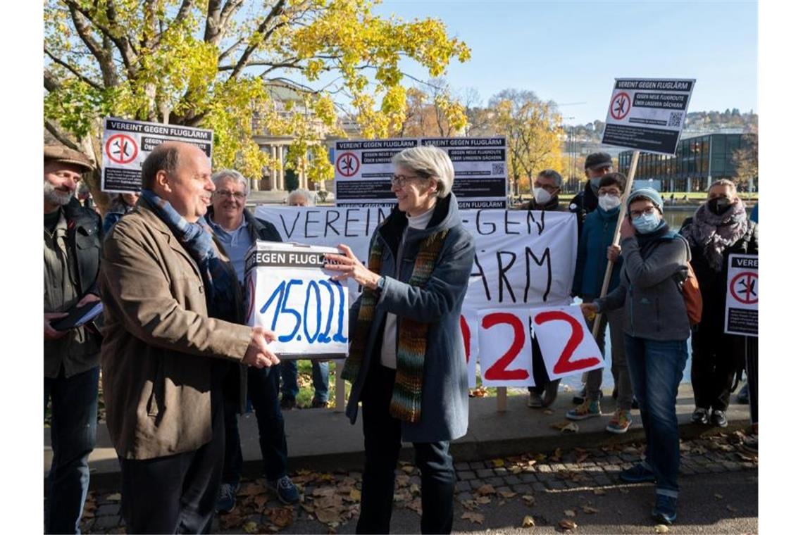 Flugrouten-Gegner überreichen rund 15 000 Unterschriften Die Demonstrierenden protestieren im Schlossgarten vor dem Landtag gegen Fluglärm. Foto: Bernd Weißbrod/dpa