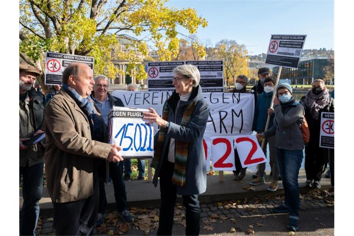 Die Demonstrierenden protestieren im Schlossgarten vor dem Landtag gegen Fluglärm. Foto: Bernd Weißbrod/dpa