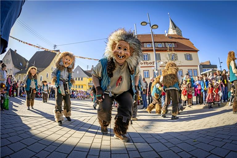 Die Dennacher Trolle waren nur eine von über 30 Gruppen, die zum Fastnachtsumzug nach Sulzbach an der Murr gekommen sind. Fotos: Alexander Becher