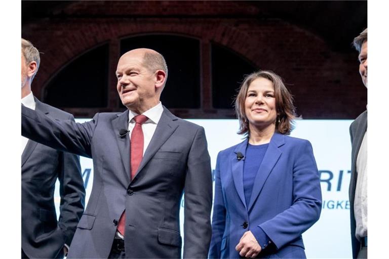 Die designierten Köpfe der Ampel (v.l.): Finanzminister Christian Lindner (FDP) und Bundeskanzler Olaf Scholz (SPD) mit Außenministerin Annalena Baerbock und Vizekanzler Robert Habeck (beide Grüne). Foto: Kay Nietfeld/dpa