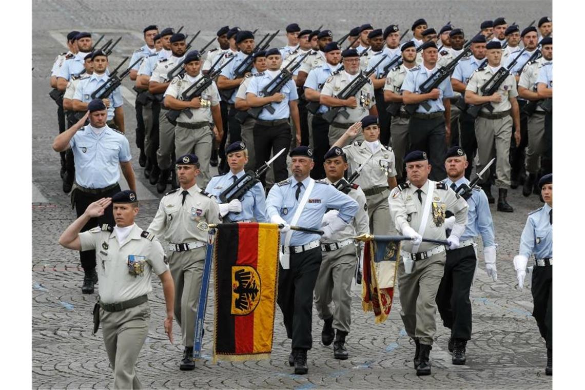 Die Deutsch-Französische Brigade marschiert auf der Prachtstraße Champs-Élysées zur Feier des französischen Nationalfeiertags. Foto: Michel Euler/AP