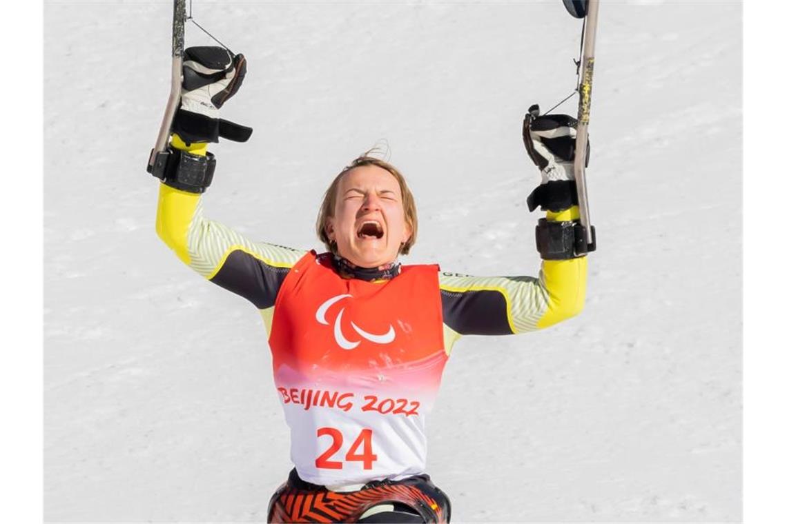 Tränen, Aufholjagd, Tränen: „Schneekönigin“ Forster mit Gold Die deutsche Athletin Anna-Lena Forster jubelt bei der Siegerehrung über den ersten Platz. Foto: Christoph Soeder/dpa