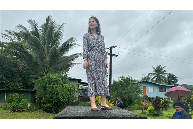 Die deutsche Außenministerin Annalena Baerbock besichtigt ein Dorf auf den Fidschi-Inseln, welches wegen Überschwemmungen umgesiedelt wird.