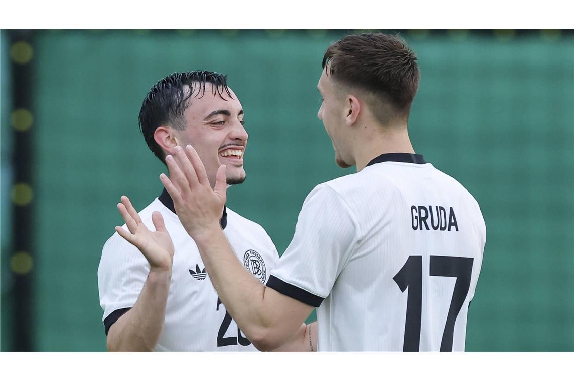 Hier ist die Auftaktpartie der deutschen Nationalmannschaft zu sehen Die deutsche Auswahl, um Paul Nebel (links) und Brajan Gruda, trifft zum EM-Auftakt auf Slowenien.