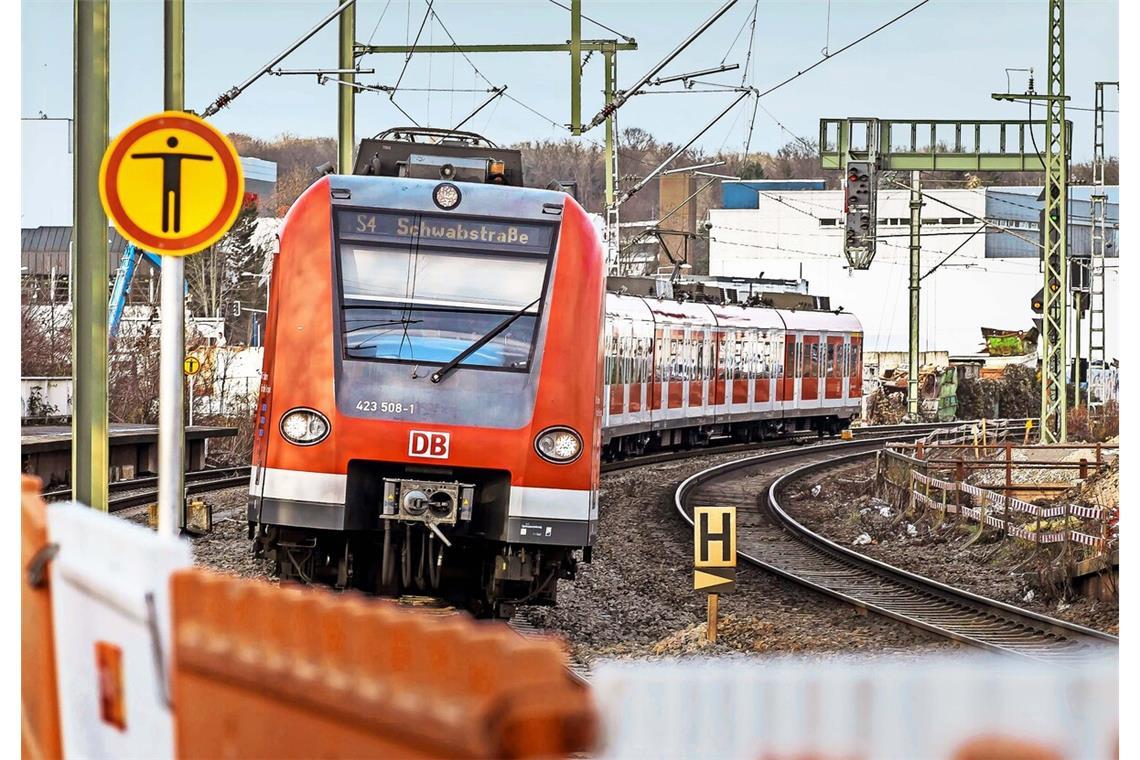 Schusterbahn fährt eine Woche lang nicht Die Deutsche Bahn arbeitet am Bahnhof Feuerbach.