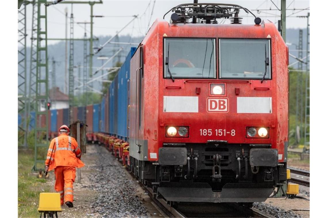 Die Deutsche Bahn (DB) und die Gewerkschaft EVG haben sich in ihren Tarifverhandlungen im Zuge der Corona-Krise in wichtigen Punkten verständigt. Foto: Armin Weigel/dpa