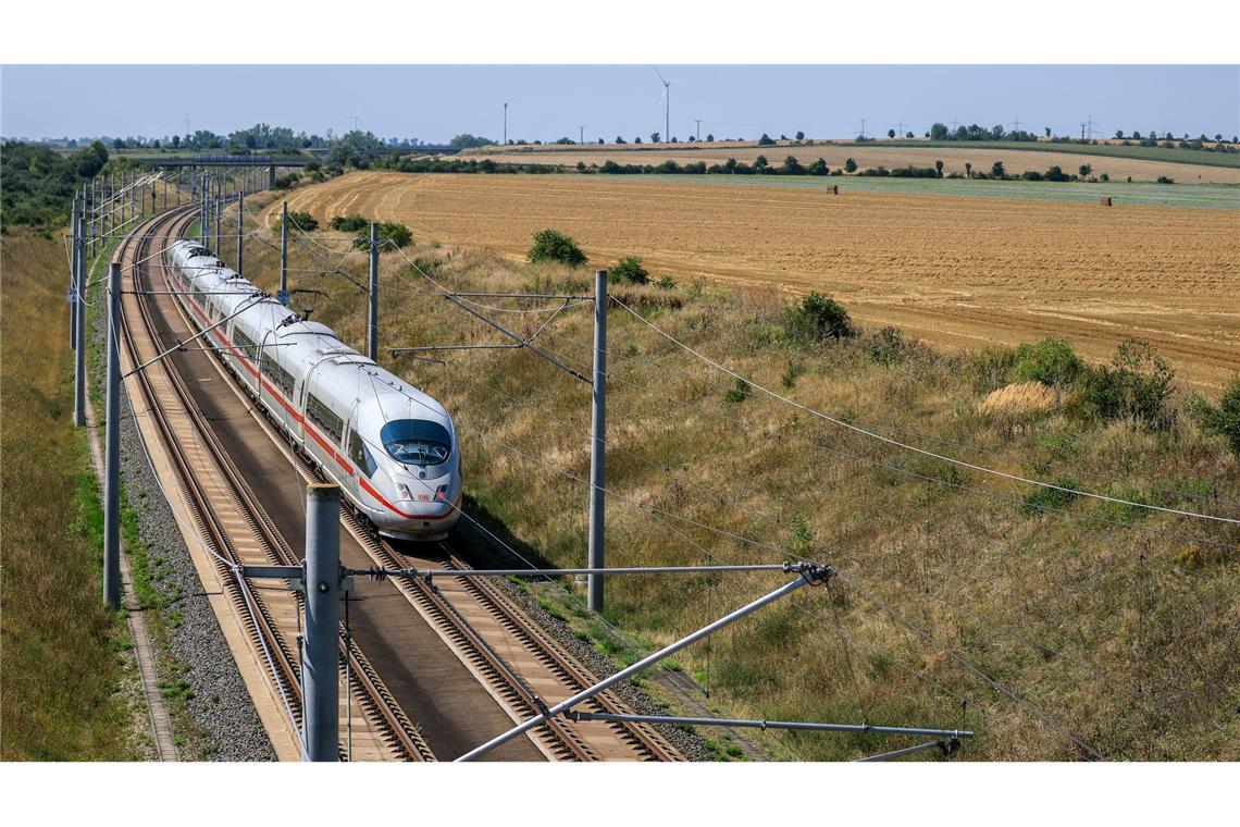 Die Deutsche Bahn erwartet angesichts der Hitze und angekündigter Unwetter eine hohe Belastung für ihre Infrastruktur. (Archivbild)