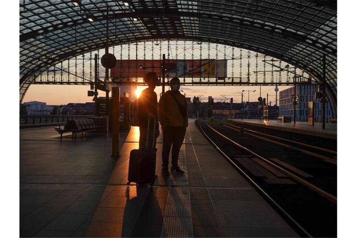 Die Deutsche Bahn erwartet heute wieder einen weitgehend normalen Betrieb. Foto: Jörg Carstensen/dpa