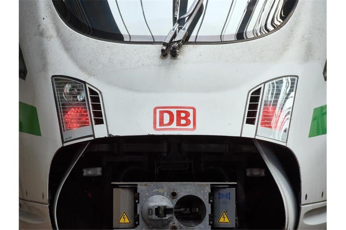 Die Deutsche Bahn gibt die Mehrwertsteuersenkung ab 1. Juli an die Kunden weiter. Foto: Bernd Thissen/dpa