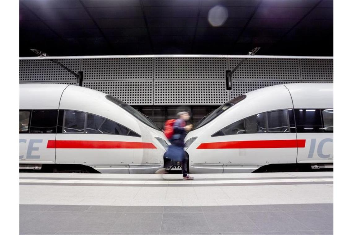 Die Deutsche Bahn hat ihre Kunden nach eigenen Angaben im Mai wieder etwas seltener warten lassen. 79,8 Prozent der Fernzüge waren pünktlich. Foto: Christoph Soeder