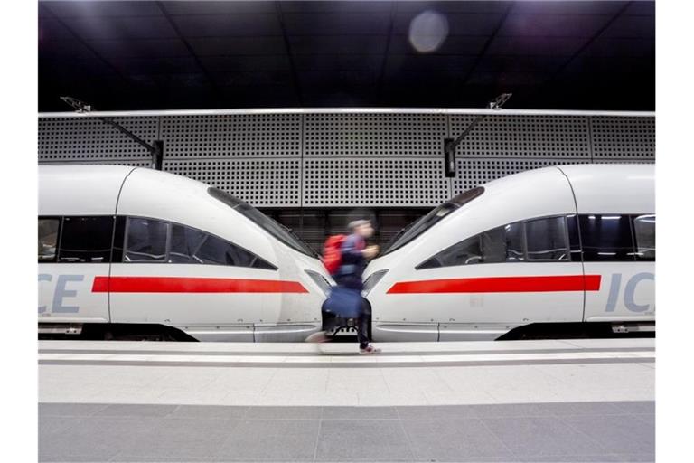 Die Deutsche Bahn hat ihre Kunden nach eigenen Angaben im Mai wieder etwas seltener warten lassen. 79,8 Prozent der Fernzüge waren pünktlich. Foto: Christoph Soeder