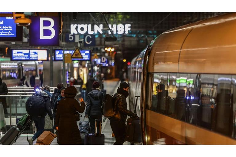 Die Deutsche Bahn hat im vergangenen Jahr erneut mehr Reisende transportiert als im Vorjahr. (Archivbild)