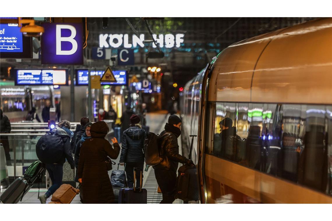 Die Deutsche Bahn hat im vergangenen Jahr erneut mehr Reisende transportiert als im Vorjahr. (Archivbild)