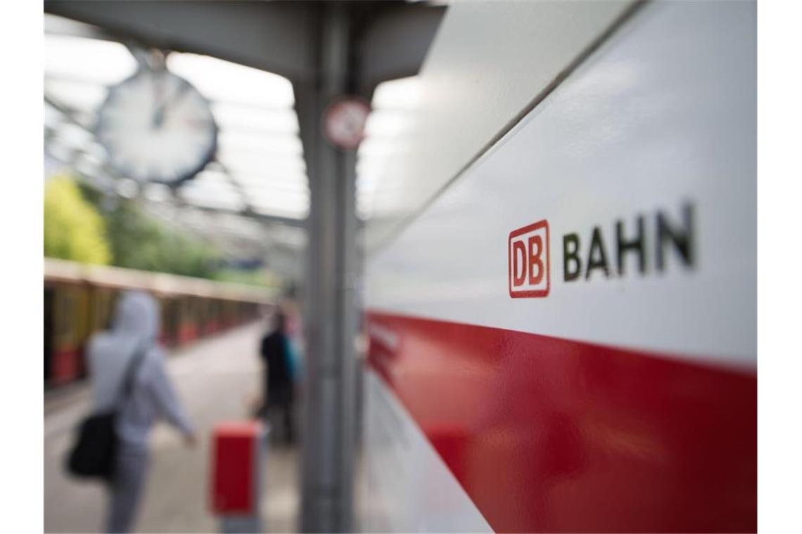 Die Deutsche Bahn informiert im Berliner Grunewald über neue Produkte und Serviceangebote. Foto: Lino Mirgeler/dpa