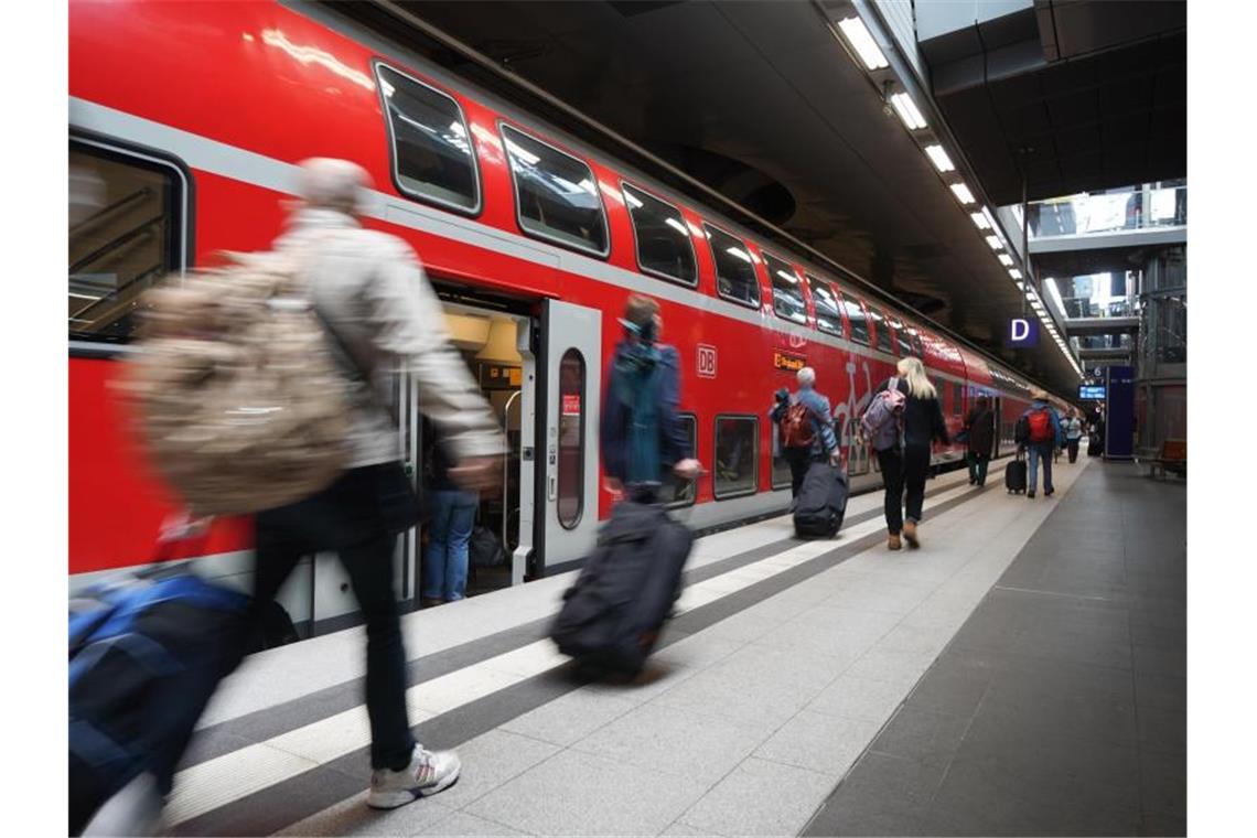 Die Deutsche Bahn ist tief in die roten Zahlen gerutscht. Foto: Jörg Carstensen/dpa