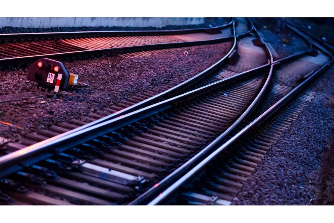 Die Deutsche Bahn kontrolliert die von ihr eingesetzten Fahrzeuge mit verschiedenen Zugbeeinflussungssystemen.