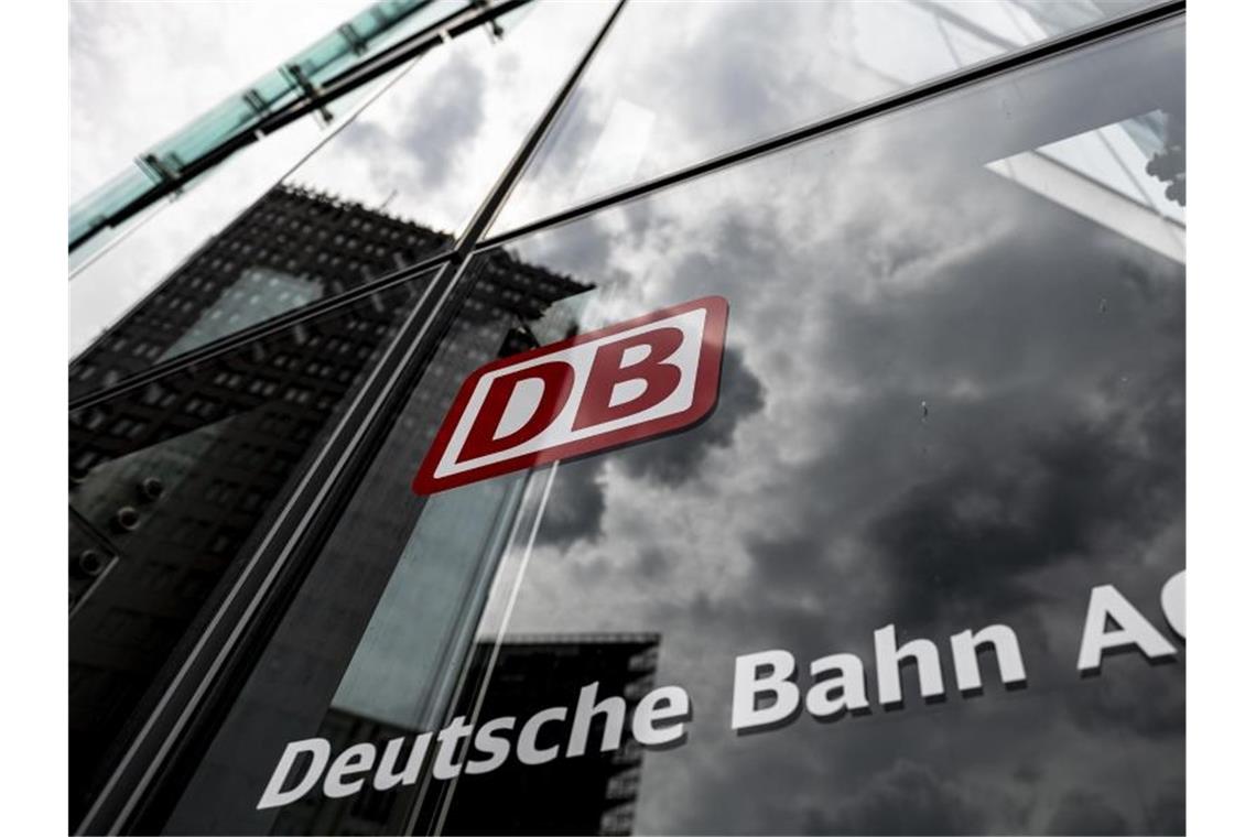 Bahn zeigt sich trotz Verlusten zuversichtlich Die Deutsche Bahn nähert sich nach eigenen Angaben bei der Auslastung der Fernzüge langsam wieder dem Vorkrisenniveau. Foto: Fabian Sommer/dpa