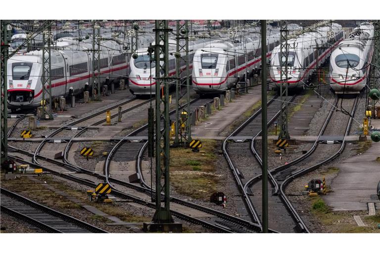 Die Deutsche Bahn plant, mehr als 40 hoch belastete Strecken im Schienennetz grundlegend zu sanieren.
