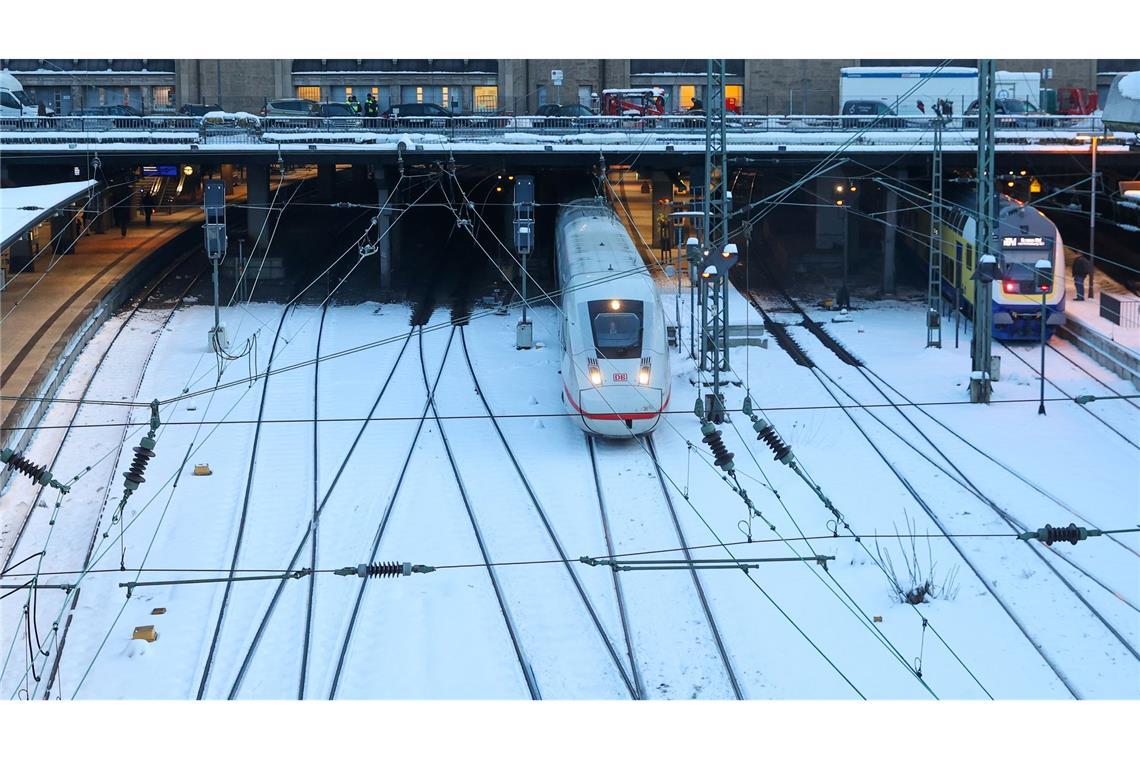 Die Deutsche Bahn rechnet angesichts der Glätte in Teilen Deutschlands mit Verspätungen. (Archivbild)