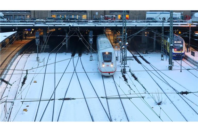 Die Deutsche Bahn rechnet angesichts der Glätte in Teilen Deutschlands mit Verspätungen. (Archivbild)