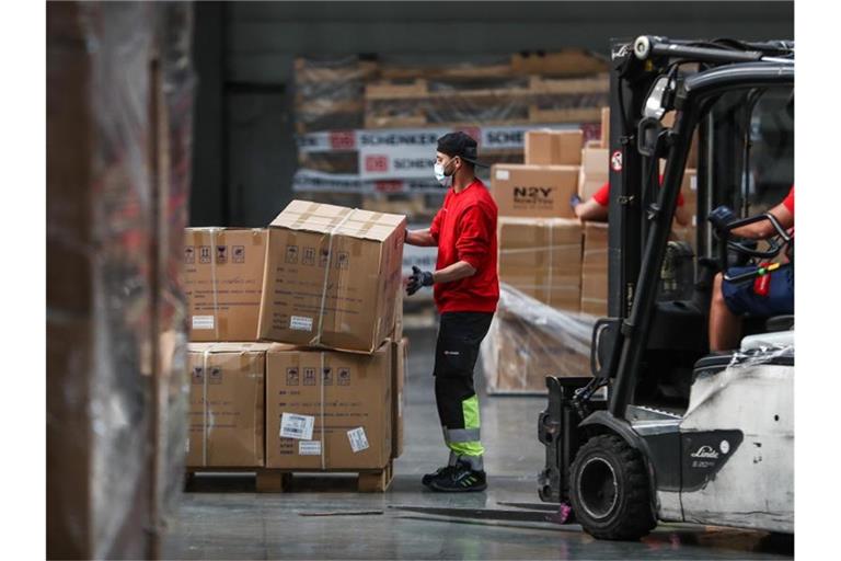 Die Deutsche Bahn sollte sich aus Sicht von Koalitionspolitikern auf ihr Kerngeschäft konzentrieren und den internationalen Logistiker DB Schenker möglicherweise verkaufen. Foto: Christoph Schmidt/dpa