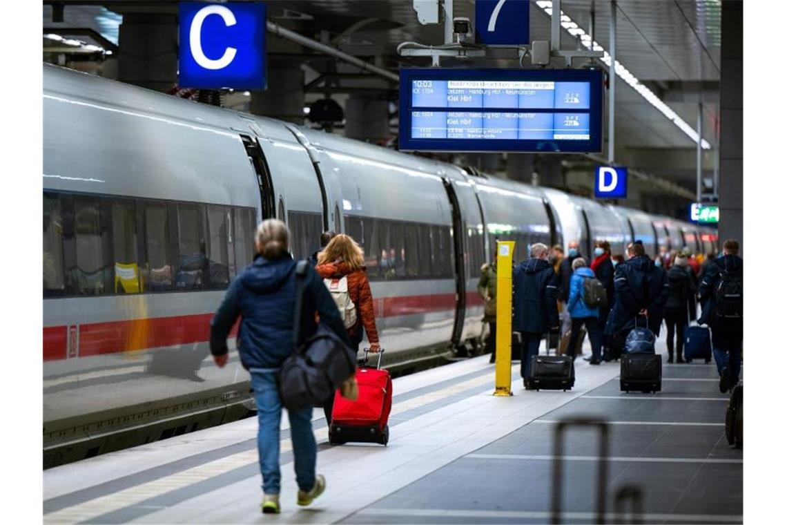 Die Deutsche Bahn stockt ihr Zugangebot zur Weihnachtszeit auf. Foto: Monika Skolimowska/dpa-Zentralbild/dpa