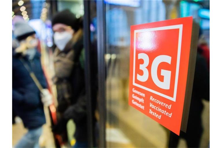 Die Deutsche Bahn streicht die 3G-Regel. In Fern- und Nahverkehrszügen bleibt die Maskenpflicht bestehen. Foto: Christoph Soeder/dpa