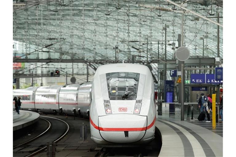 Die Deutsche Bahn und die Lokführergewerkschaft GDL haben sich auf einen Tarifvertrag verständigt. Foto: Carsten Koall/dpa