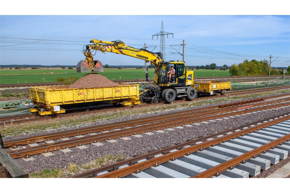 Die Deutsche Bahn will bis 2031 deutlich weniger Strecken sanieren als bisher geplant.