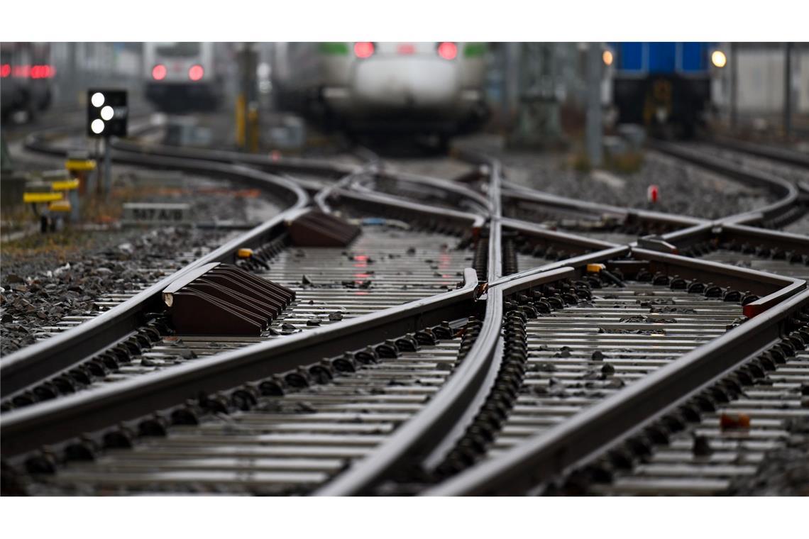 Die Deutsche Bahn will in einem Pilotprojekt erstmals "grünen" Stahl in Schienen verbauen. (Archivbild)