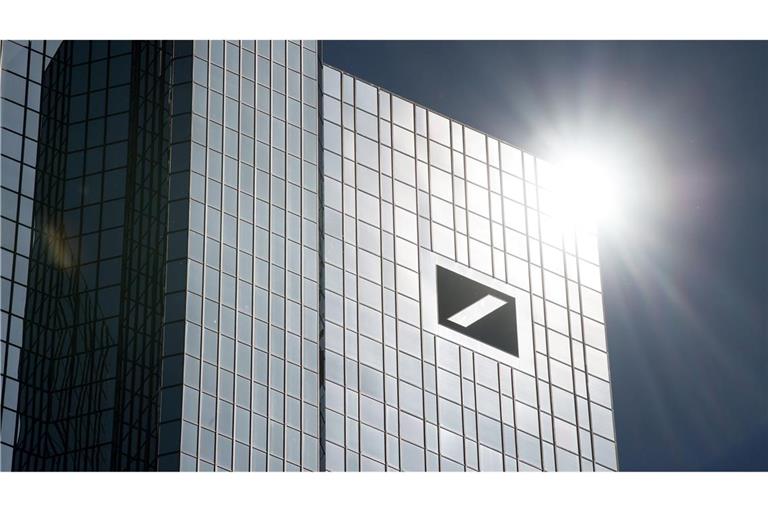 Die Deutsche Bank hat ihr Netz an Geldautomaten auf Vordermann gebracht (Archivbild)