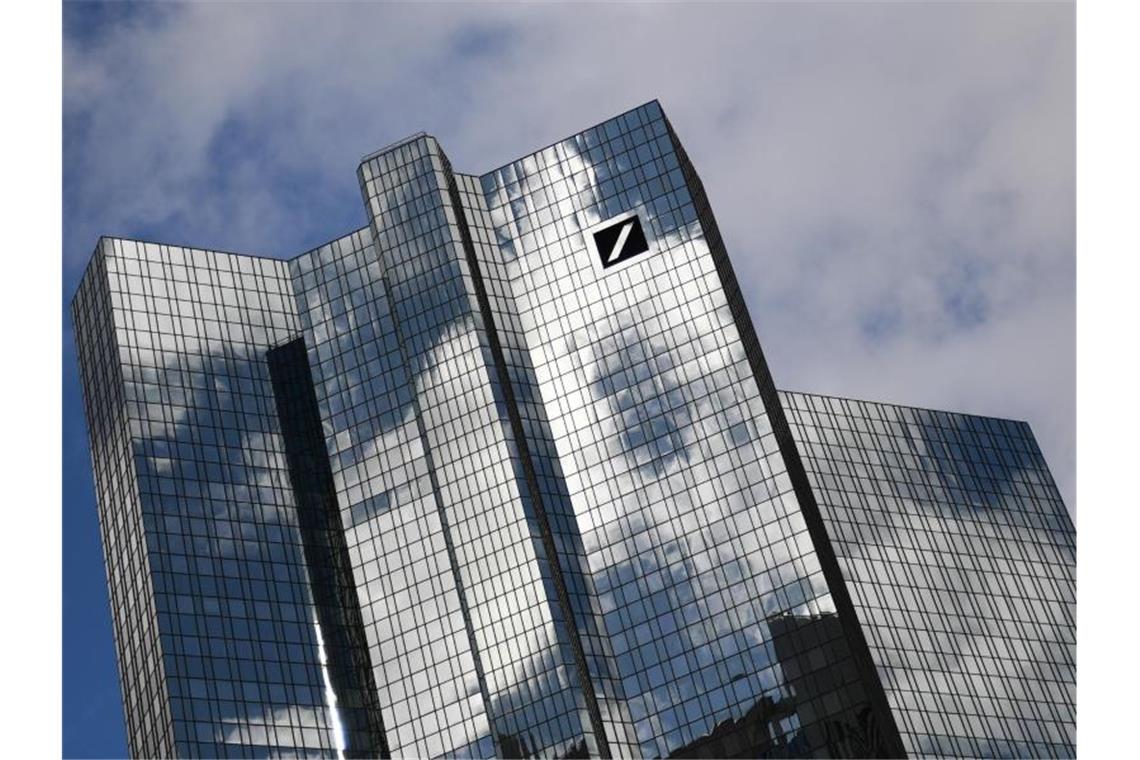 Reaktion auf Corona: Deutsche Bank schrumpft Filialnetz Die Deutsche Bank im Frankfurter Bankenviertel. Foto: Arne Dedert/dpa
