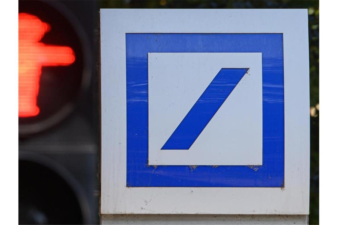 Die Deutsche Bank schließt rund 100 Filialen. Foto: Robert Michael/dpa-Zentralbild/dpa