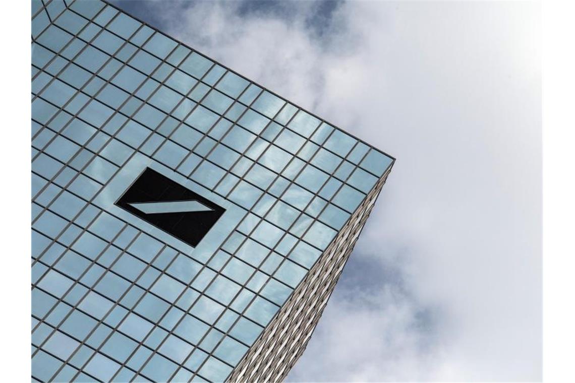 Deutsche Bank stellt Filialnetz auf den Prüfstand Die Deutsche Bank will einem Bericht zufolge ihr Filialnetz stark ausdünnen. Foto: Boris Roessler
