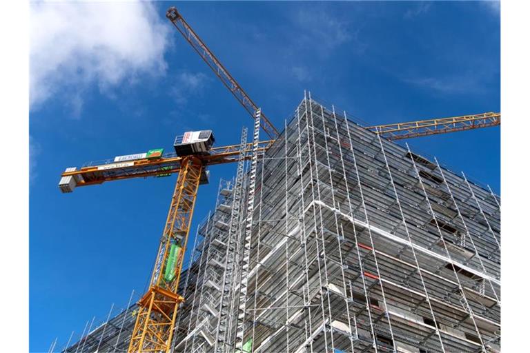 Die deutsche Baubranche hat weiter mit Materialmangel zu kämpfen. Foto: Sven Hoppe/dpa