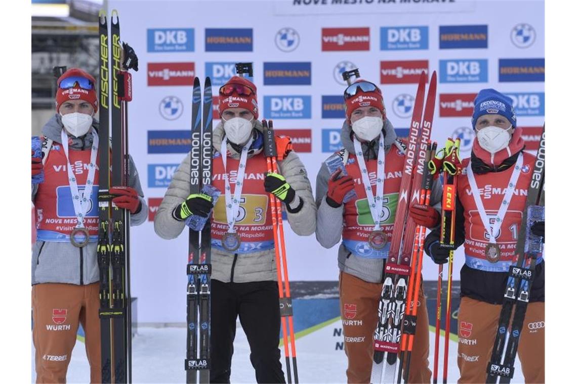 Die deutsche Biathlon-Männerstaffel: Philipp Nawrath (l-r), Arnd Peiffer, Benedikt Doll und Erik Lesser dem Sieg. Foto: Lubo Pavlíèek/CTK/dpa