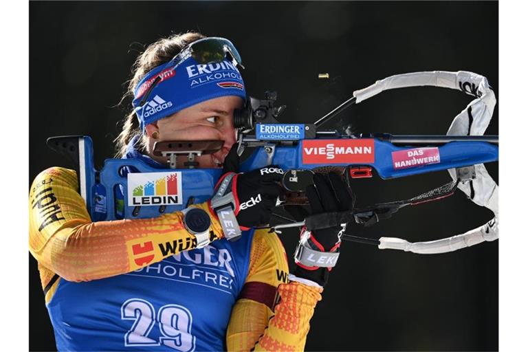 Die deutsche Biathlon-Mixed-Staffel um Vanessa Hinz kämpft in Nove Mesto um eine gute Platzierung. Foto: Sven Hoppe/dpa