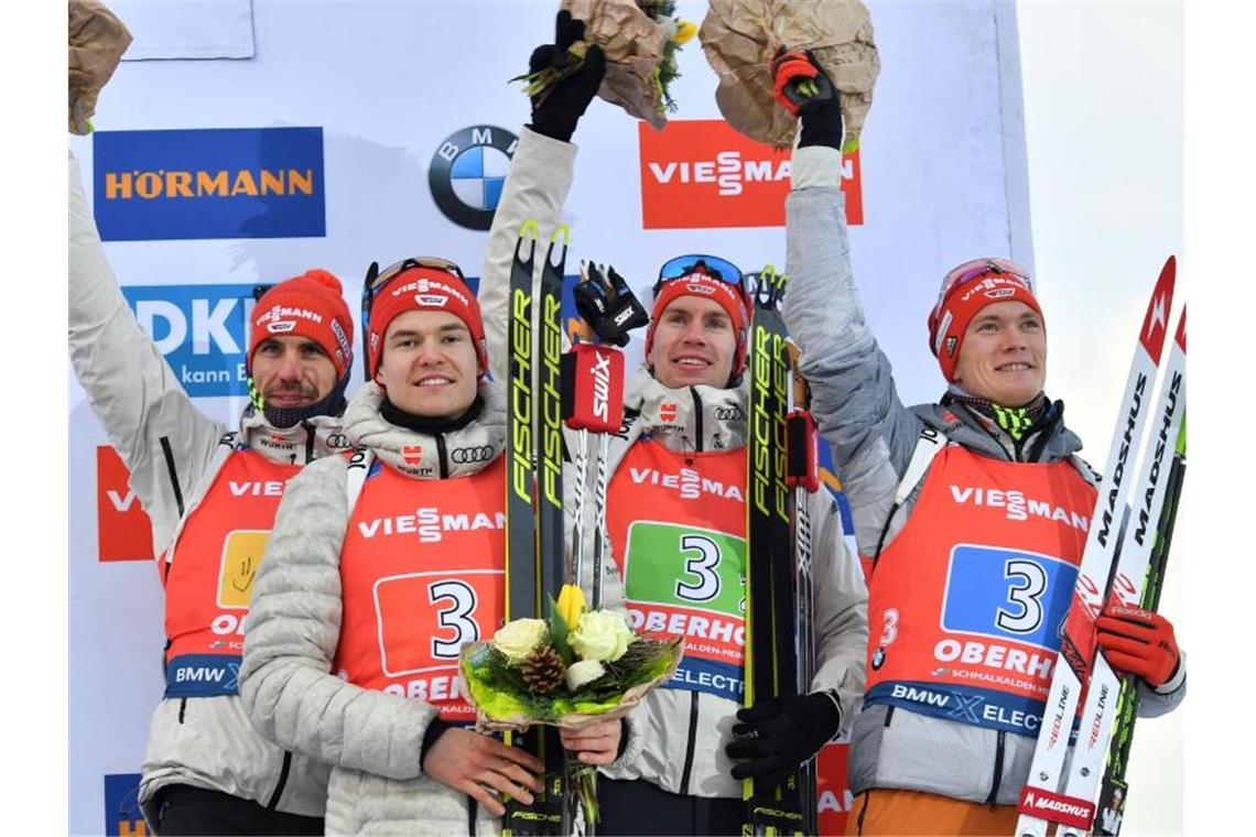 Deutsche Biathleten bejubeln Staffel-Podium - Damen Vierte Die deutsche Biathlon-Staffel: Benedikt Doll (r-l), Johannes Kühn, Philipp Horn und Arnd Peiffer. Foto: Martin Schutt/dpa-Zentralbild/dpa