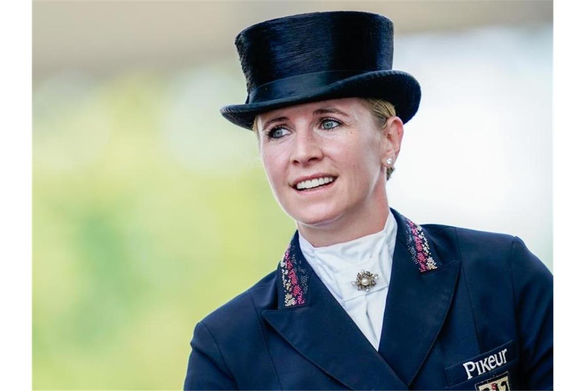 Die deutsche Dressurreiterin Jessica von Bredow-Werndl freut sich nach ihrem Ritt. Foto: Uwe Anspach/dpa/Archivbild