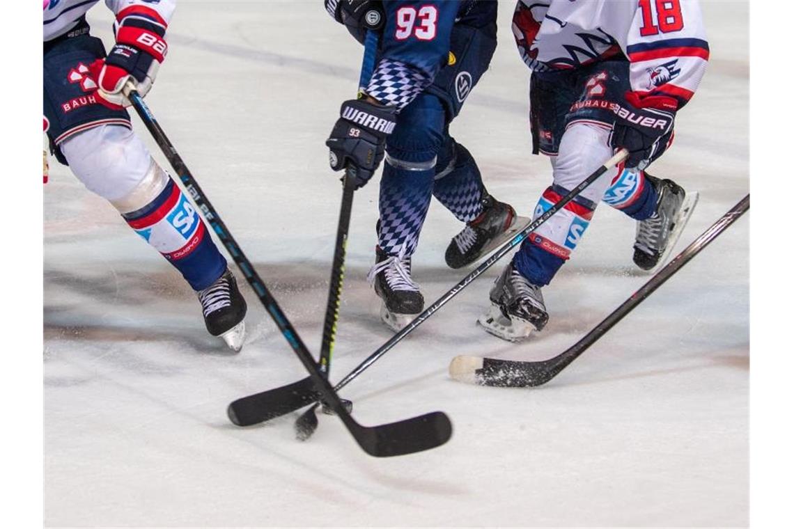 Angestrebter Neustart im deutschen Eishockey Die Deutsche Eishockey-Liga entscheidet über ihren Neustart. Foto: Lino Mirgeler/dpa