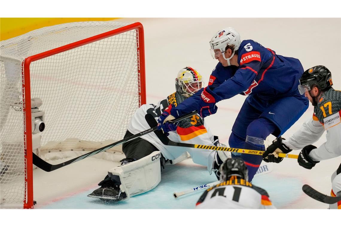 Die deutsche Eishockey-Nationalmannschaft hat bei der Weltmeisterschaft einen Dämpfer erhalten. Das zweite Gruppenspiel gegen Mitfavorit USA im tschechischen Ostrava ging mit 1:6 verloren.