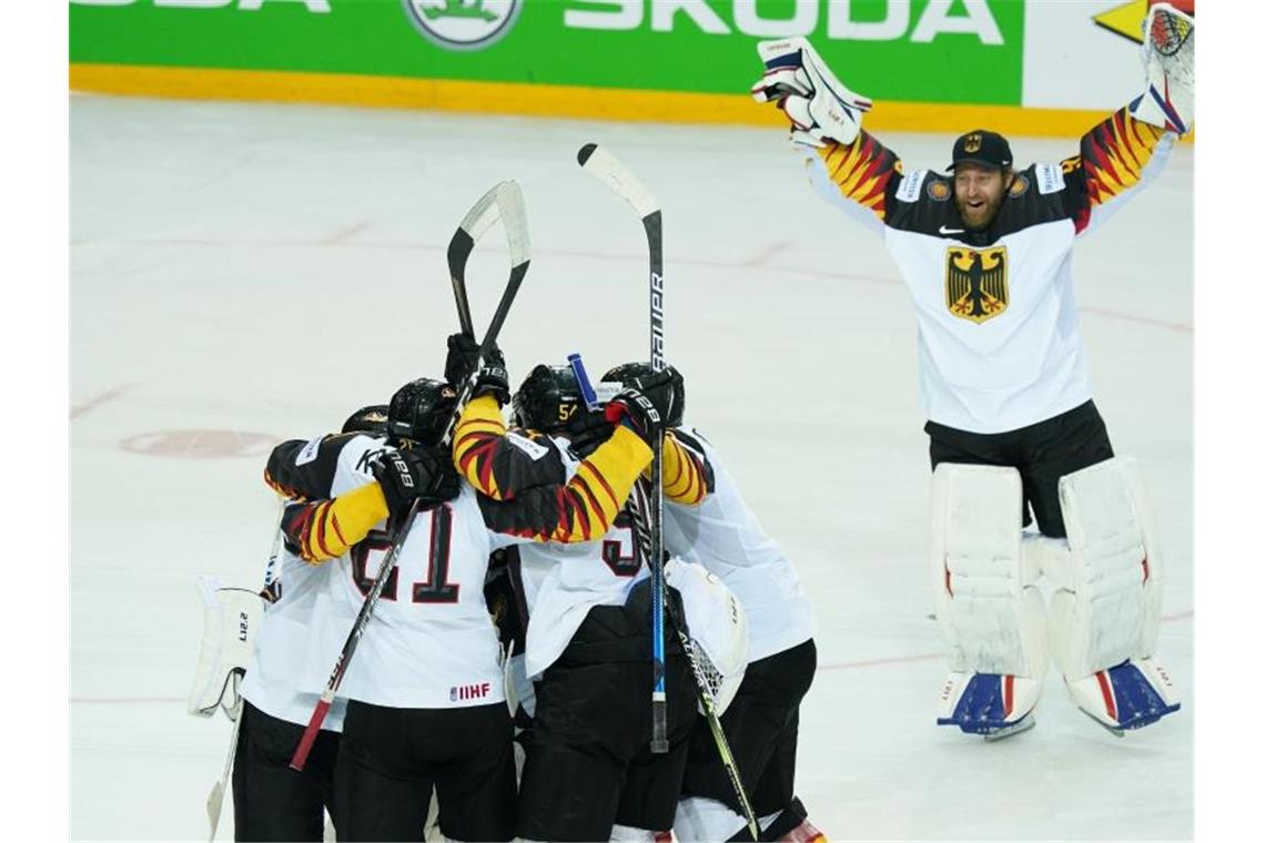 Bei dieser WM soll für das DEB-Team mehr folgen Die deutsche Eishockey-Nationalmannschaft spielt damit um die erste WM-Medaille seit 1953. Foto: Roman Koksarov/dpa/Archivbild