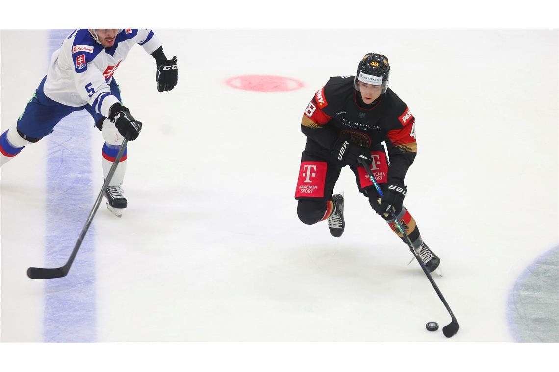 Die deutsche Eishockey-Nationalmannschaft um Philipp Kraus (r) hat sich im dritten WM-Vorbereitungsspiel erstmals in guter Form präsentiert. Gegen die Slowakei gewann der Vizeweltmeister in Kaufbeuren mit 7:3.