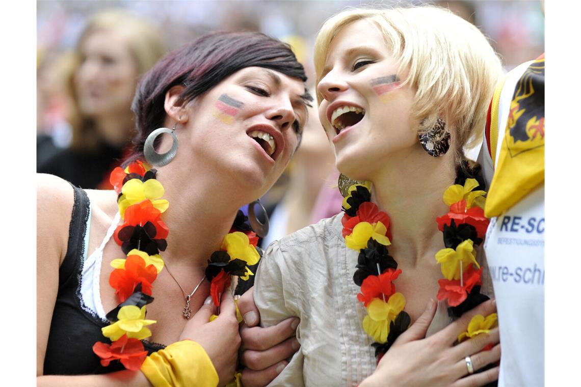 Die deutsche Fahne und die Hymne sollen zur Disposition stehen.Die deutsche Fahne und die Hymne sollen zur Disposition stehen.