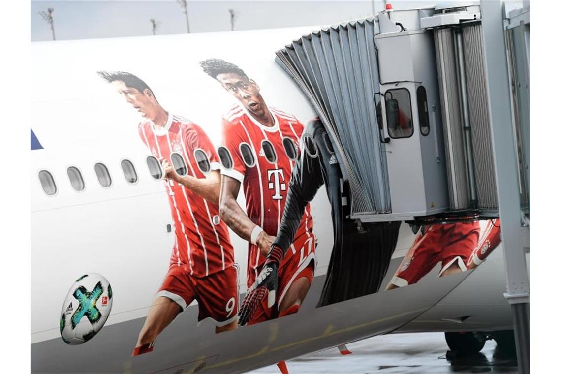 „Verarscht“ und „Skandal“: Wütende Bayern wollen das Sixpack Die Deutsche Flugsicherung hatte dem Flugzeug mit dem FC Bayern an Bord keine Startfreigabe erteilt. Foto: Sven Hoppe/dpa