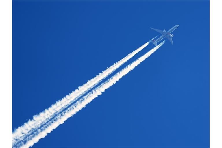 Die Deutsche Flugsicherung warnt vor möglichen Flugverspätungen wegen Engpässen in den Lufträumen von Frankreich und Polen. Foto: Soeren Stache/dpa-Zentralbild/ZB