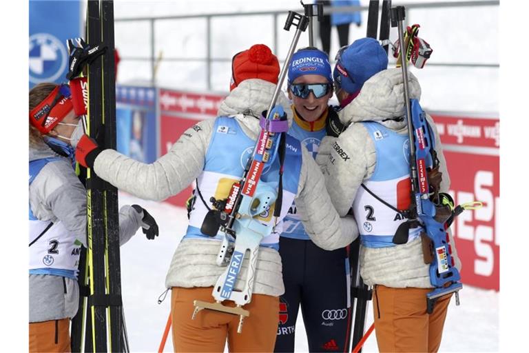 Die deutsche Frauenstaffel um Franziska Preuß (2.v.r.) rechnet sich bei der WM eine Medaille aus. Foto: Matthias Schrader/AP/dpa