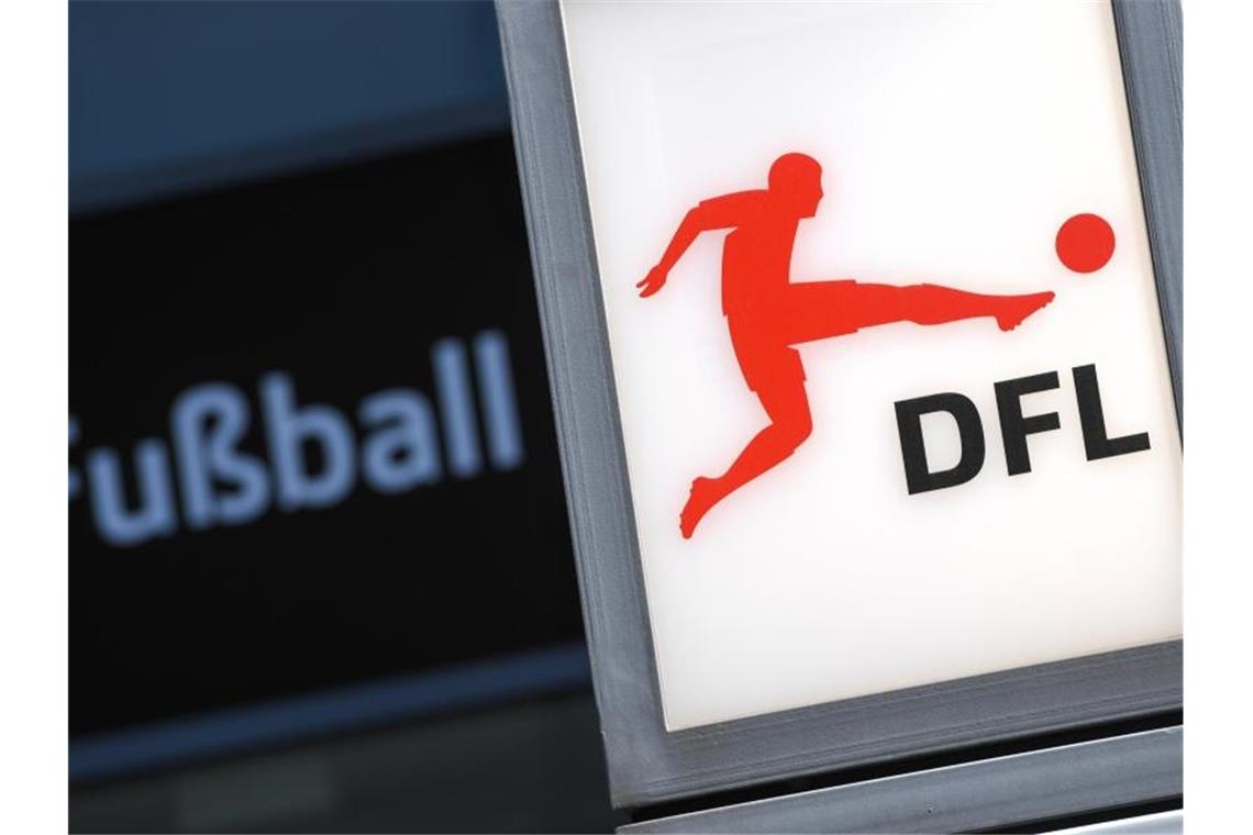 Schreckensszenario? Was beim Bundesliga-Abbruch droht Die Deutsche Fußball Liga und die Clubs müssen eine Lösung für einen möglichen Abbruch finden. Foto: Arne Dedert/dpa