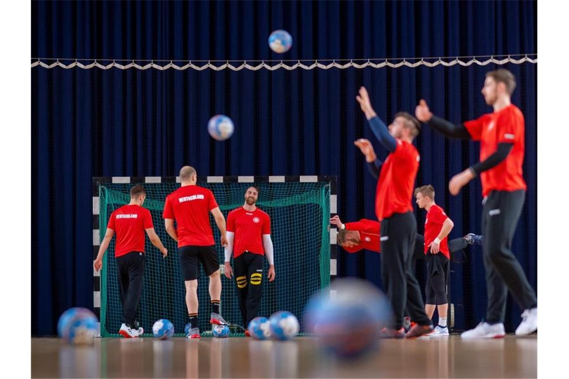 Die deutsche Handball-Nationalmannschaft bei eienr Trainingseinheit. Foto: Sascha Klahn/dpa